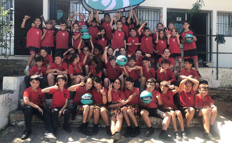 Un momento de la visita de la organización de los Campeonatos al colegio Montessori.