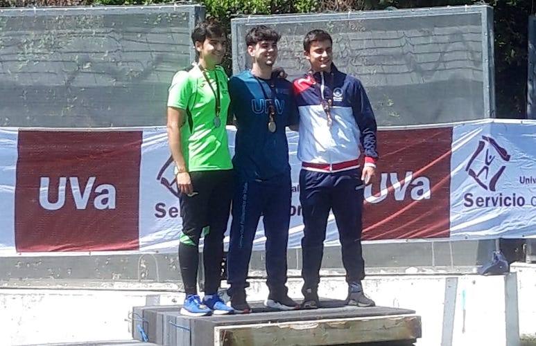 Agustín Rodríguez, en la tercera plaza del podio del Campeonato Universitario de Tiro con Arco en Valladolid. / Foto: @clubasirio.