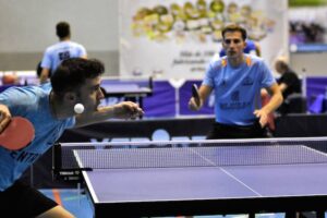 Excelentes partidos se pudieron ver en la 31ª edición de las XII Horas de Tenis de Mesa en Ayamonte. / Foto: J. L. Rúa.