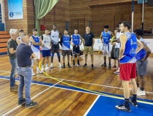 El presidente, Juan Carlos Vizcaíno, y el director general, Rafael López, dio ánimos a la plantilla y al cuerpo técnico en las horas previas al inicio de la Fase de Ascenso. / Foto: @CDB_EBenitez.