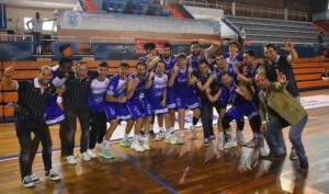 Los jugadores del Ciudad de Huelva, preparados para afrontar la Fase de Ascenso a la LEB Plata. / Foto: CB Huelva La Luz.