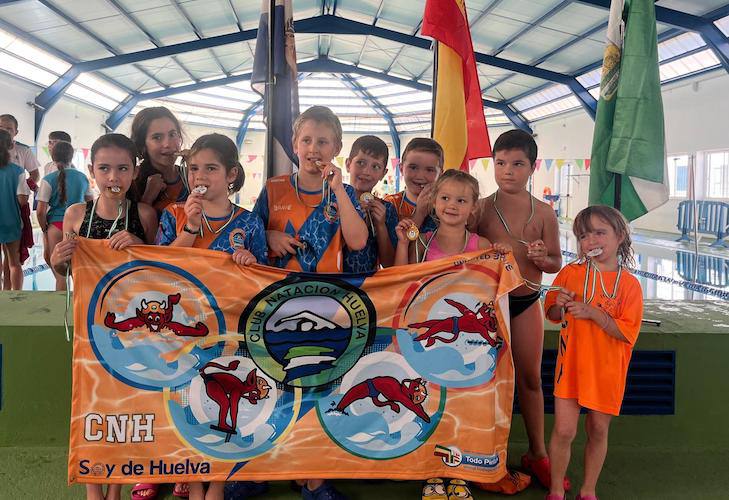 Componentes del CN Huelva en el cierre del Circuito Diputación Provincial de Natación.