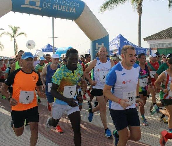 Más de 300 corredores se dieron cita de la Maratón 'Ruta Hoteles de Cartaya' el año pasado.