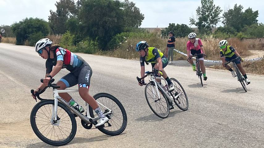 Un centenar de corredores tomaron parte en la prueba ciclista en Bollullos.