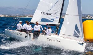 El J70 'Clínicas W Sailing Team' superando la boya de barlovento en primera posición en la pasada Spring Mediterranean Cup de J70. / Foto: Laura G. Guerra.