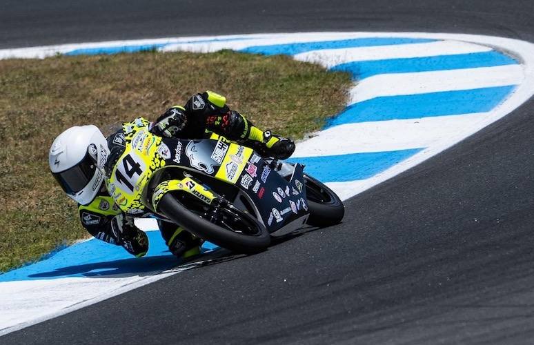 Edu Gutierrez, representante del SHM44 Team-Súper Hugo Millán, con la Honda Nsf250 en el circuito de Estoril.