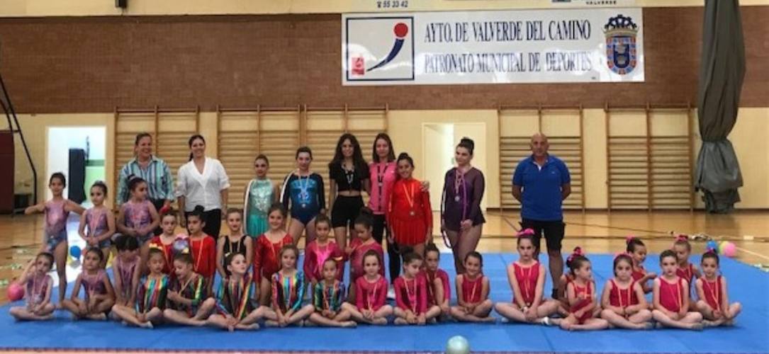 Componentes de la Escuela Municipal de Gimnasia Rítmica de Valverde del Camino.