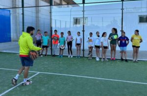 Un total de 60 menores acudieron en El Campillo a la cita con el pádel en el Programa La Escuela + Deporte.