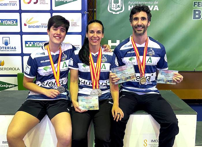 Laura Santos, Haideé Ojeda y Pablo Abián, medallistas del IES La Orden en Sevilla. / Foto: @CBIESLAORDEN.