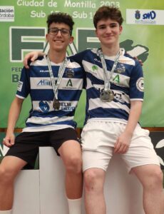 David Carvajal y David Carvajal, medallistas del IES Bádminton La Orden en el Campeonato de Andalucía Sub 15 y Sub 19. / Foto: @CBIESLAORDEN.