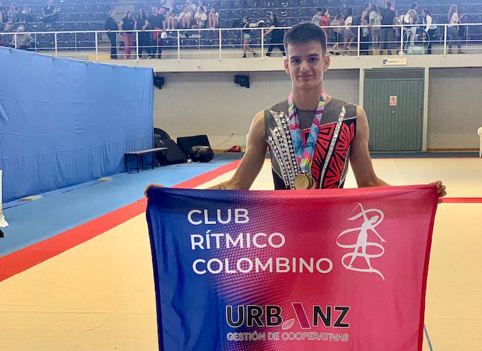 Jesús Casado, con la bandera del Rítmico Colombino tras destacar en el Andaluz Absoluto.