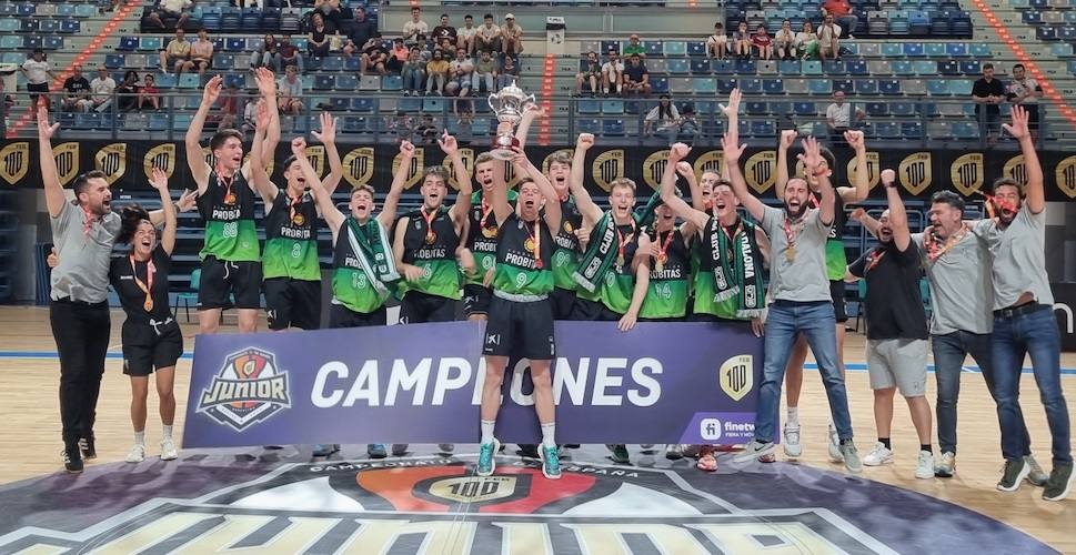 El Joventut alza la copa como gran triunfador en el Campeonato de España Junior de Baloncesto masculino. / Foto: FEB.