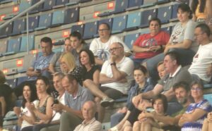 Pablo Laso, ex entrenador del Real Madrid de baloncesto, en la grada del Palacio de Deportes 'Carolina Marín'. / Foto: Moro.