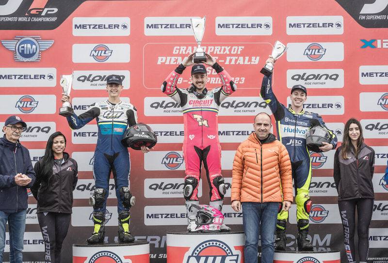 Paquito Gómez en el podio en el GP de Piamonte, prueba que abrió el Campeonato de Europa de Supermotard S4.