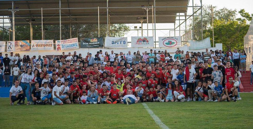 El Pinzón celebra con su gente el pase a la final por el ascenso a la División de Honor Andaluza. / Foto: @CDPinzon_.