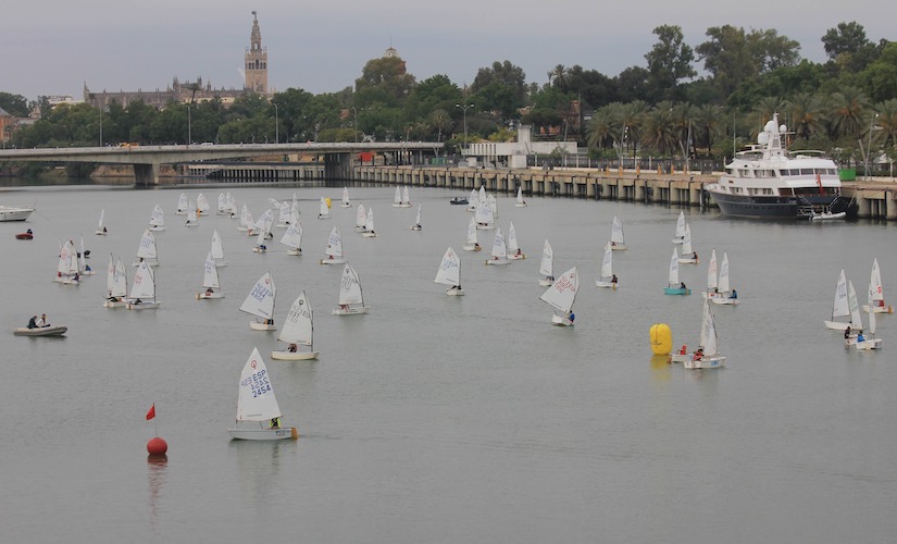 Unos 80 regatistas procedentes de 11 clubes tomaron parte en el Campeonato de Andalucía de Aguas Interiores de la Clase Óptimist en Sevilla.