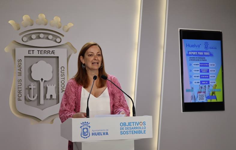 María Teresa Flores, concejala de Participación Ciudadana y Deportes, durante la presentación de la iniciativa.