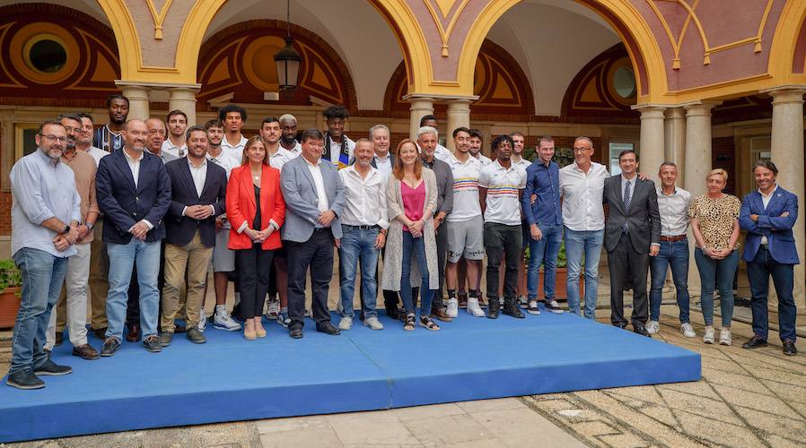 Un momento de la recepción en el Ayuntamiento de Huelva a los componentes del CDB Enrique Benítez, nuevo equipo de LEB Plata.