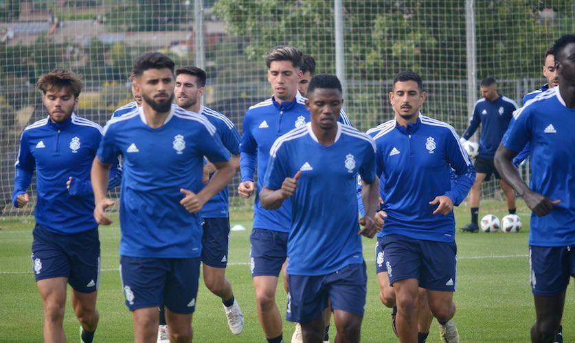 Los jugadores del Recre, durante el entrenamiento que realizaron en Las Rozas. / Foto: @recreoficial.