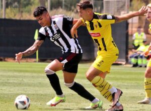 Tablas en el partido en La Manga entre el Cartagena B y el San Roque de Lepe. / Foto: @FCC_Cantera.