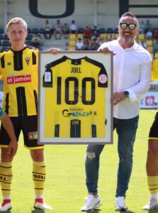 En los prolegómenos del choque se le entregó a Joel Rystrand una camiseta conmemorativa por sus 100 partidos con el San Roque. / Foto Belén Delgado / @SanRoqueLepe.