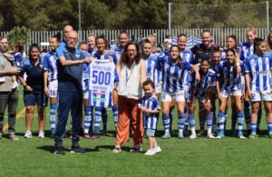 El técnico del Sporting, Antonio Toledo, recibió un homenaje antes de empezar el choque por sus 500 partidos en la Primera División. / Foto: www.lfp.es.