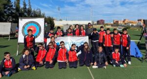 Algunos de los niños que han participado en el taller de tiro con arco.