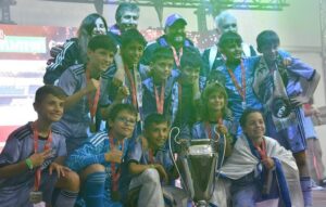 Los benjamines del Real Madrid, con su trofeo de ganador.