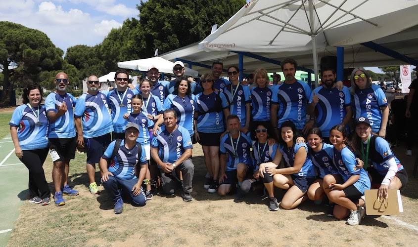 Deportistas del Club Asirio Huelva en el Campeonato de Andalucía de tiro con arco al aire libre en Chiclana de la Frontera (Cádiz).