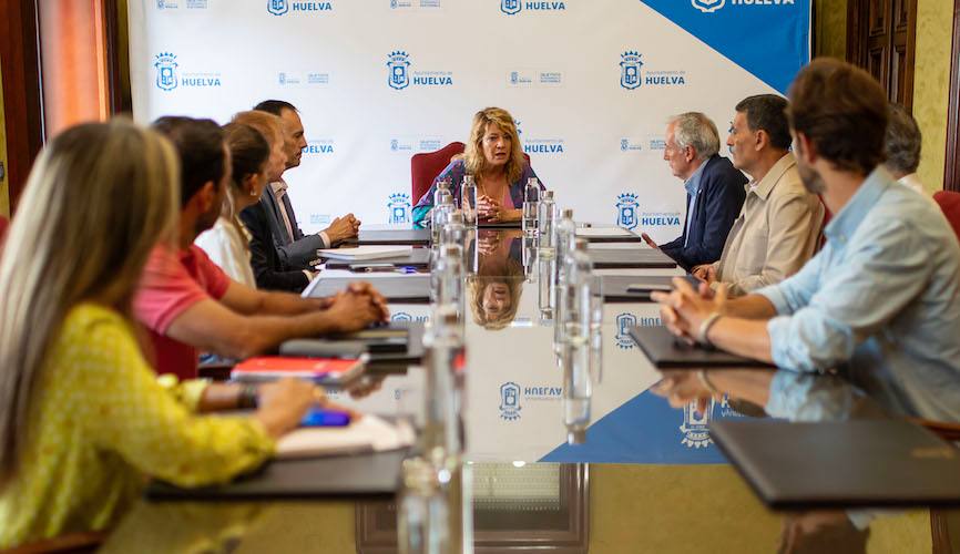 Un momento de la reunión de la alcaldesa de Huelva, Pilar Miranda, con los responsables del Real Club Recreativo de Tenis para tratar temas de la 98ª Copa del Rey.