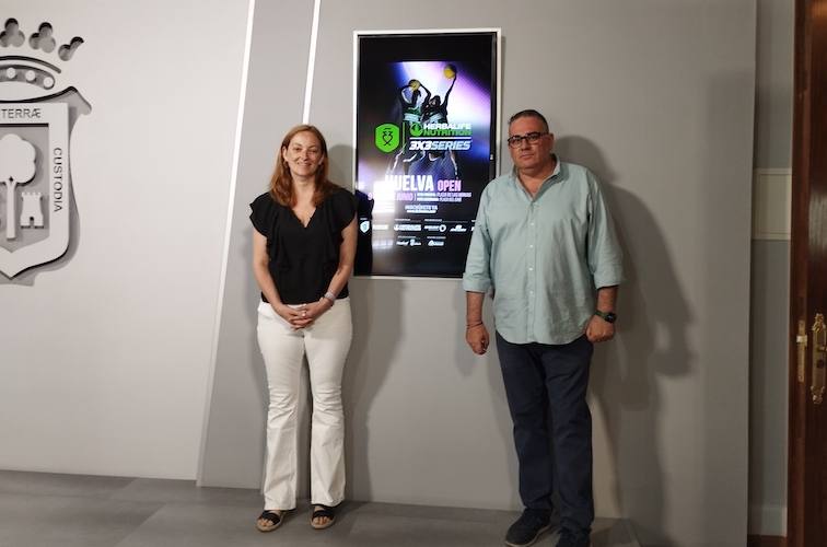 Un momento de la presentación en el Ayuntamiento de la prueba del Circuito Herbalife 3x3 de baloncesto que tendrá lugar en Huelva el viernes y el sábado.