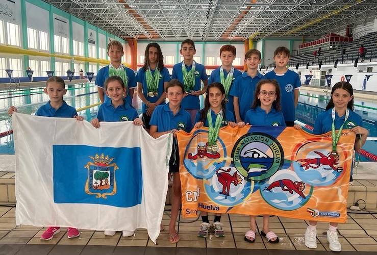 Componentes del CN Huelva que han brillado en el Campeonato celebrado en Cádiz. / Foto: @CNHUELVA.