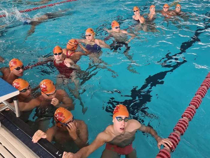 Componentes del CN Huelva preparando el Campeonato de Andalucía Infantil de Verano de Natación de este fin de semana en Málaga. / Foto: @CNHUELVA.