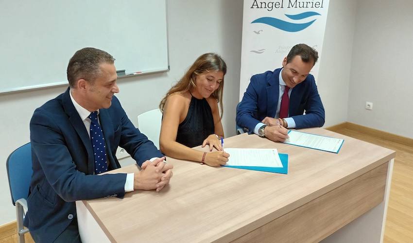 Un momento de la firma del convenio de colaboración de la Fundación 'La Caixa' y CaixaBank con la Fundación Ángel Muriel.