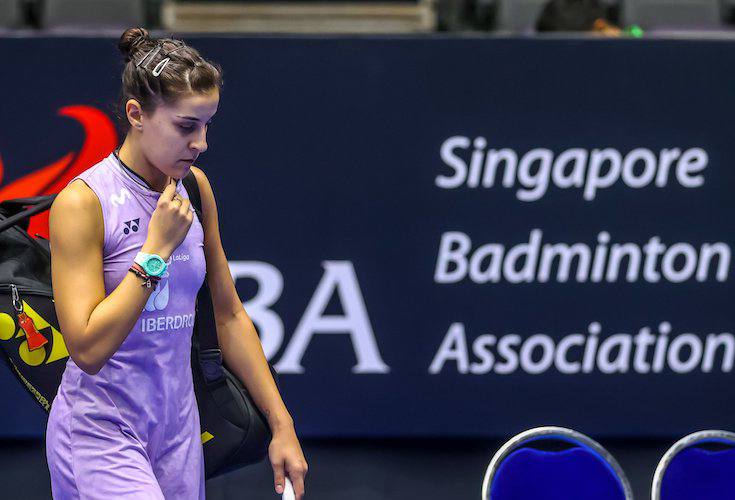 Carolina Marín, decepcionada tras perder con Katethong y decir adiós de manera prematura al Open de Singapur de bádminton. / Foto: Badminton Photo.