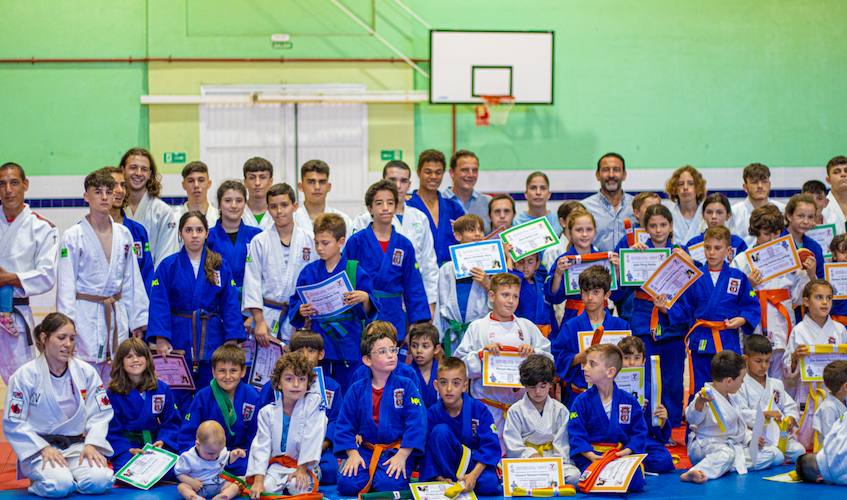 Foto de familia de los participantes en la clausura de las Escuelas 2022-23 del Huelva TSV Judo. / Foto: @JudoHuelva1.