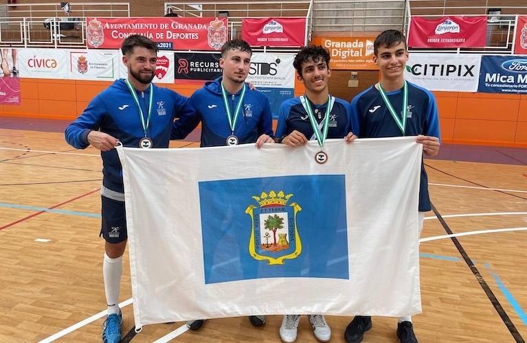 Componentes del equipo de espada del Club Esgrima Huelva, bronce en el Campeonato de Andalucía en Granada. / Foto: @EsgrimaHuelva.