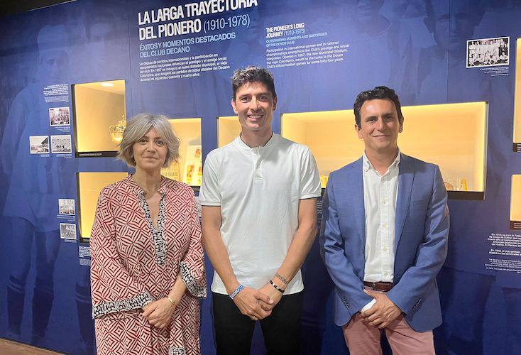 Jesús Vázquez, nuevo presidente del Recre, con Begoña Calderón a su derecha, y Antonio Manuel Carrasco a su izquierda, nuevos consejeros. / Foto: @recreoficial.