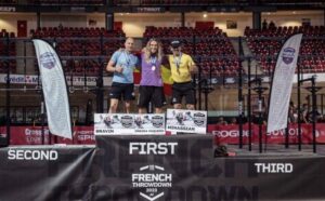 Raúl Castiñeira, en lo más alto del podio, tras ganar el 'French Throwdown' de crossfit.