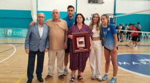 La Federación Andaluza de Voleibol entregó una placa a Magín Fernández Domínguez, esposo de Pilar García Morales, y a sus hijos, en reconocimiento a la labor de esta gran mujer que da nombre al torneo.