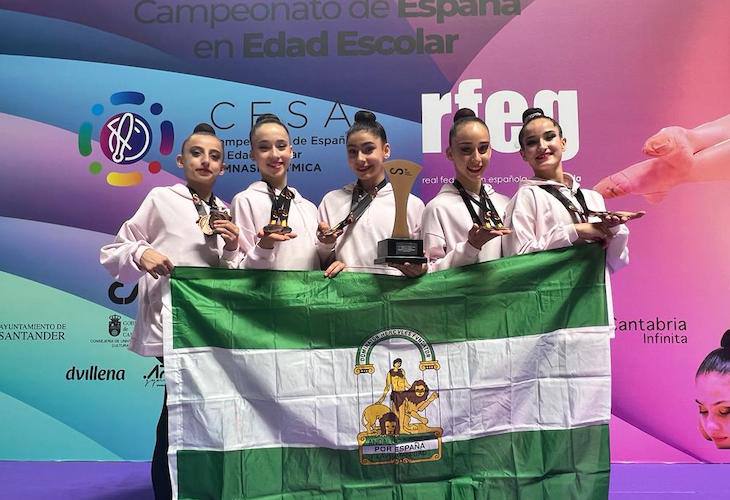 Andrea Jiménez y Julia Barba con sus compañeras de la selección andaluza.