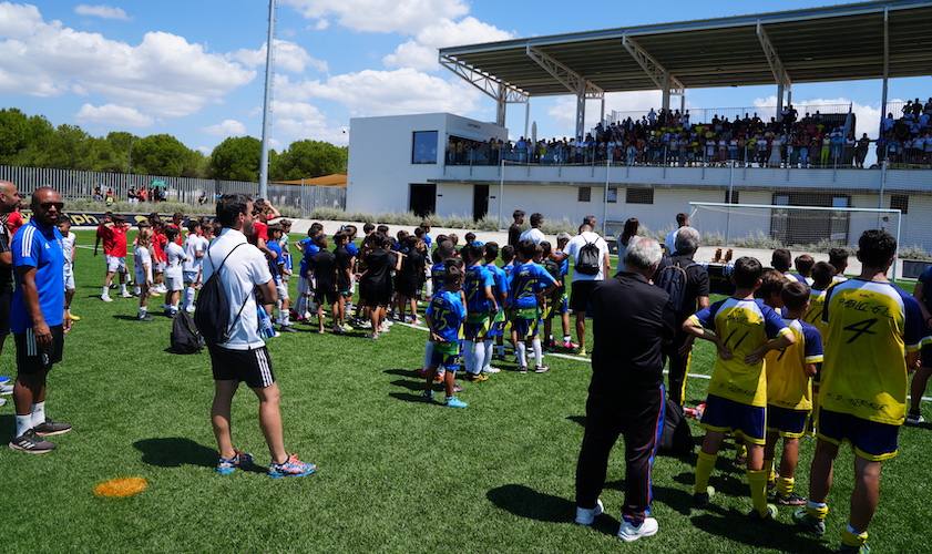 Un momento de la entrega de trofeos en el I Torneo de Fútbol 7 Lamiya.