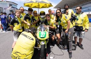 Mateo Marulanda, junto al equipo, antes de salir en una de las carreras en Estoril.