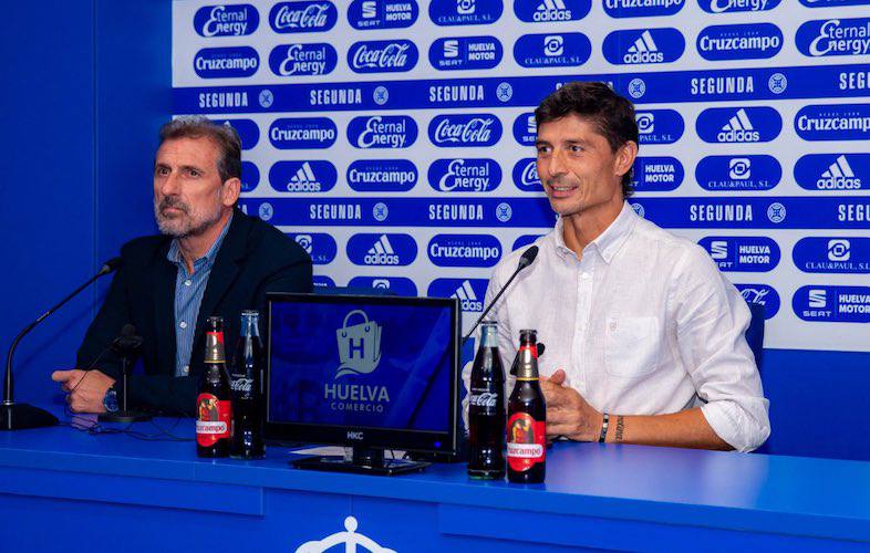 El nuevo director deportivo del Recre, Óscar Arias -izquierda- con el presidente de la entidad albiazul, Jesús Vázquez, en la presentación del primero. / Foto: @recreoficial.