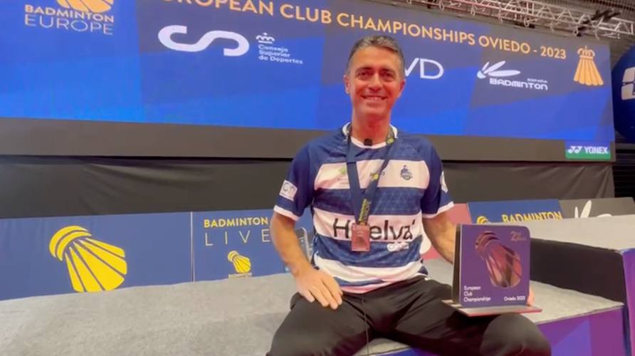 Paco Ojeda, director deportivo del IES Bádminton La Orden, muy satisfecho con la plata obtenida en Oviedo en el Europeo.