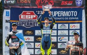 Paquito Gómez, en lo más alto del podio con el trofeo tras ganar en el circuito de Forcarei.