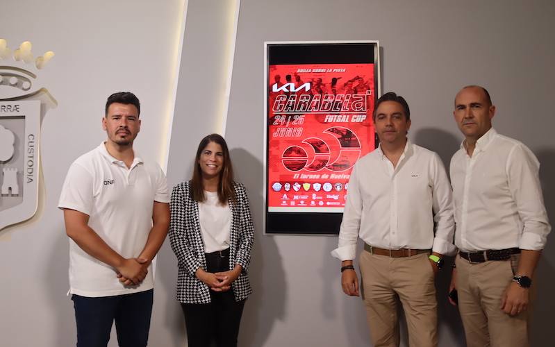 Un momento de la presentación en el Ayuntamiento de la capital el I Torneo de Fútbol Sala KIA Carabela Futsal Cup que se jugará en Huelva este fin de semana.