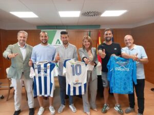 La delegada territorial de Deporte en Huelva, Teresa Herrera, ha recibido este viernes al equipo masculino del Recreativo Fútbol Playa.