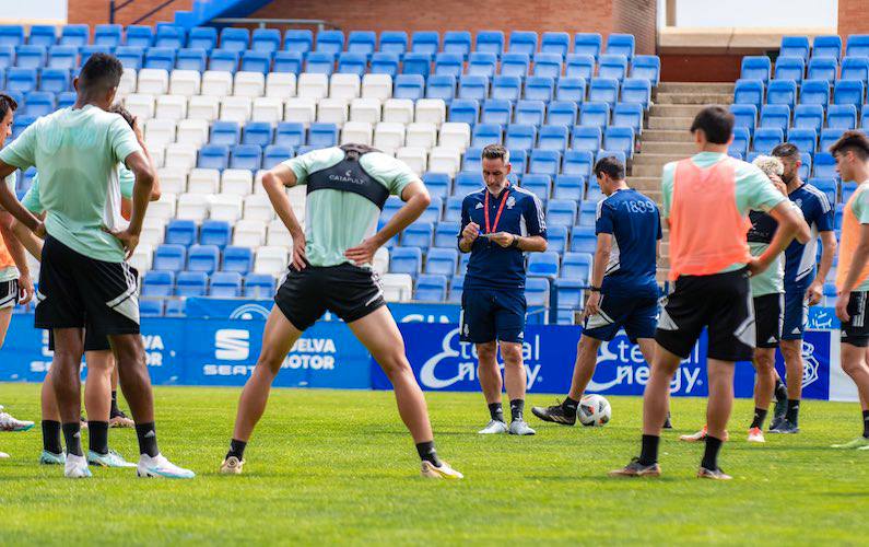 Abel Gómez se lleva a los 20 jugadores disponibles para el partido ante el Cacereño. / Foto: @recreoficial.