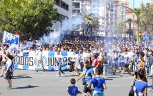 La 'marea albiazul' por las calles de Huelva camino del Nuevo Colombino. / Foto: @recreoficial.